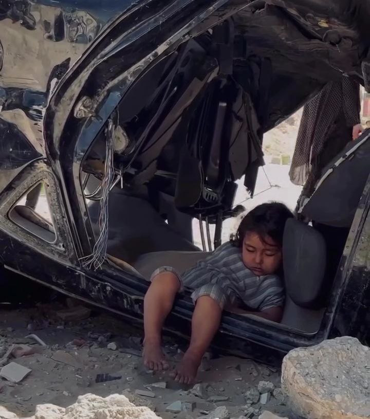 طفلة غلبها النوم داخل سيارة مدمرة في شمال قطاع غزة، وسط النزوح وانعدام المأوى نتيجة الحرب المستمرة وحصار الاحتلال....