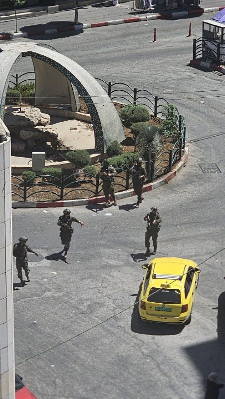 جيش الاحتلال يقتحم وسط مدينة الخليل قبل قليل ....