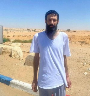 الأسير المحرر مراد عليان خلال لحظة الإفراج عنه من سجون الاحتلال بعد قضاء 22 شهراً...