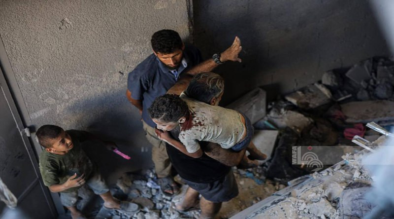 سكان يبحثون عن ناجين عقب غارة جوية إسرائيلية استهدفت شقة سكنية في حي الرمال بمدينة غزة...