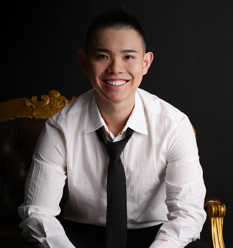 Trader analysing long-term trends across multiple screens.