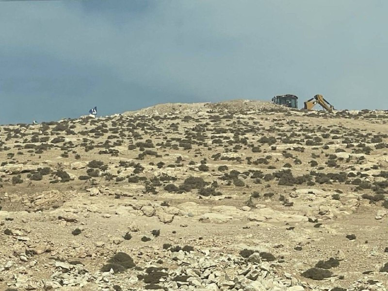 صورة تظهر فيها قوات الاحتلال ترفع علم الهيكل المزعوم، حيث يقتحم الاحتلال بؤرة استيطانية جديدة على أراضي بلدة عناتا في القدس المحتلة....