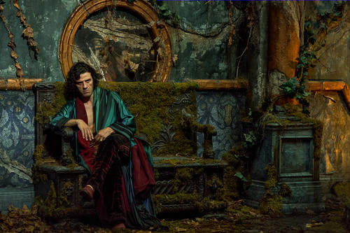 FRANKENSTEIN. Oscar Isaac as Victor Frankenstein in Frankenstein. Cr. Ken Woroner/Netflix  2025.