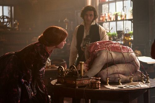 FRANKENSTEIN. (L to R) Mia Goth as Elizabeth and Oscar Isaac as Victor Frankenstein in Frankenstein.