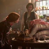 FRANKENSTEIN. (L to R) Mia Goth as Elizabeth and Oscar Isaac as Victor Frankenstein in Frankenstein.