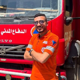 استشهد منذر رائد الدهشان أحد عناصر الدفاع المدني متأثرًا بإصابته جراء استهداف طائرات الاحتلال طواقم الجهاز أثناء إنقاذهم مصابين بقصف مدرسة الفلاح بحي ...