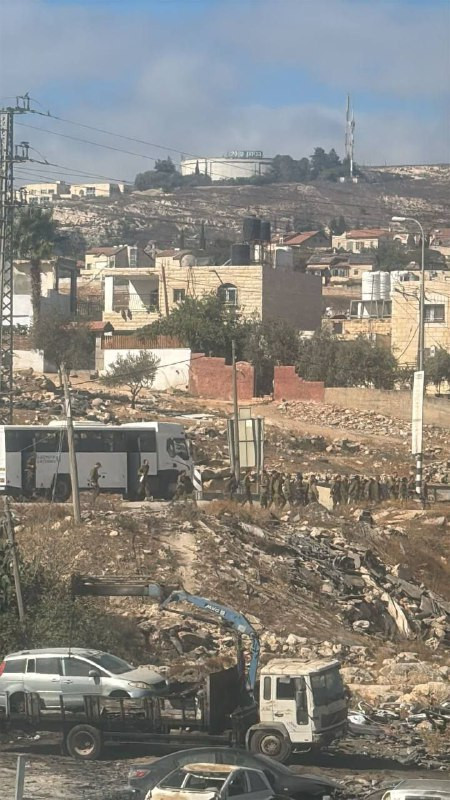 حافلة تقوم بإنزال جنود من جيش الاحتلال عند جسر حزما شمال القدس المحتلة...