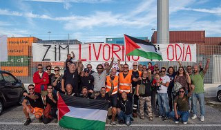 عمال ميناء إيطالي يقتحمون سفينة إسرائيلية ويجبرونها على المغادرة دون تحميل...