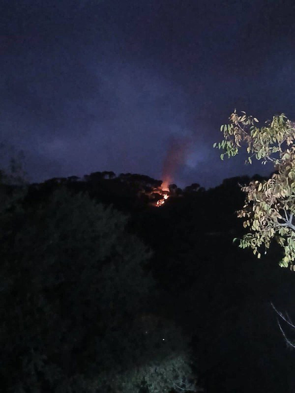 مُسيّرة إسرائيلية تُلقي قنبلة حارقة على منطقة البريج في بلدة جباع، جنوب لبنان....