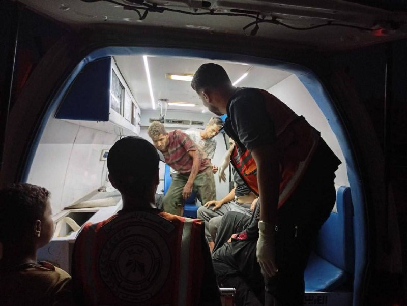 الدفاع المدني في غزة أعلن عن إصابة خمسة أشخاص جراء قصف الاحتلال خيمة تأوي نازحين في محيط محطة أبو حجير على شارع صلاح الدين غرب مخيم البريج....