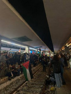 مسيرة في العاصمة الإيطالية روما تضامناً مع "أسطول الصمود" لكسر الحصار عن غزة...