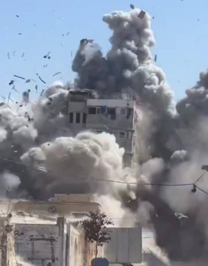 5 شهداء ومصابون في استهداف الاحتلال تجمعا للأهالي حول شاحنة تعبئة مياه بشارع الثلاثيني في مدينة غزة....