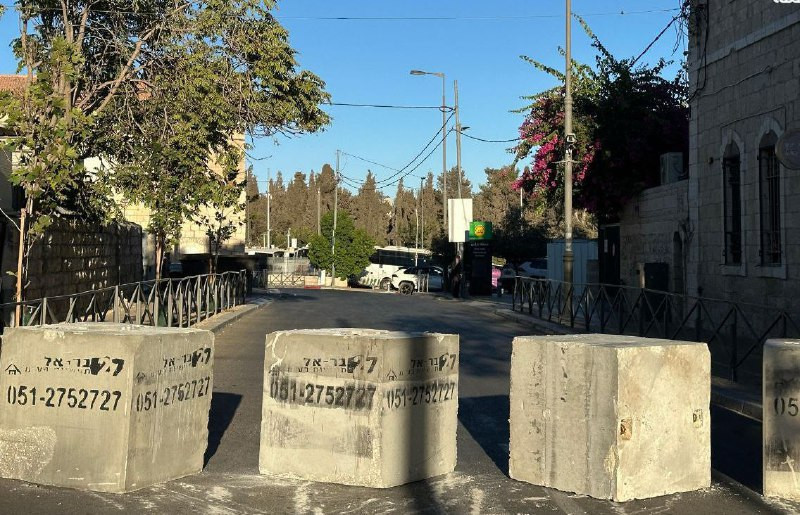 قوات الاحتلال تواصل نشر المكعبات الأسمنتية في شوارع القدس لتأمين احتفالات المستوطنين في عيد الغفران ....