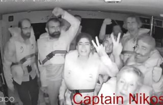 نشطاء يرفعون شارات النصر والقوة، على متن إحدى سفن "أسطول الصمود"، مع استمرار الإبحار نحو غزة، رغم اعتراض الاحتلال لعدد من السفن....