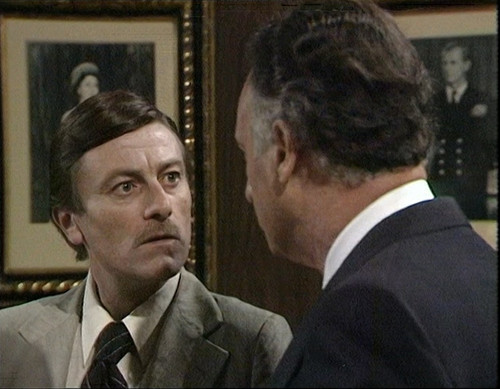 Yes.Minister.S03E02.Vyzva.1080p.WEB DL.CZ EN.DD2.0.x264 ProfessorPan.mkv snapshot 15.37 [2025.10.11 .jpg