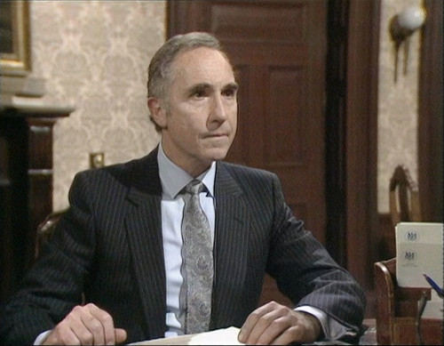 Yes.Minister.S03E02.Vyzva.1080p.WEB DL.CZ EN.DD2.0.x264 ProfessorPan.mkv snapshot 10.22 [2025.10.11 .jpg