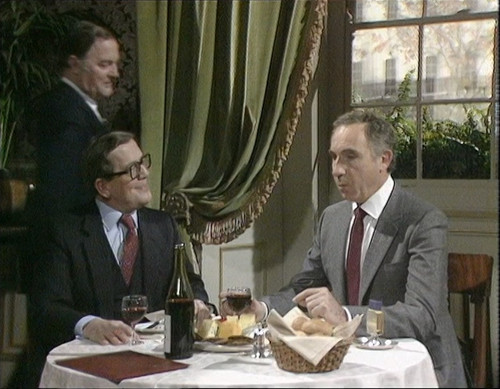 Yes.Minister.S03E02.Vyzva.1080p.WEB DL.CZ EN.DD2.0.x264 ProfessorPan.mkv snapshot 03.46 [2025.10.11 .jpg