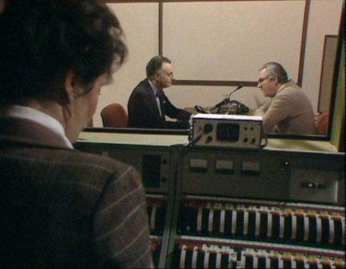 Yes.Minister.S03E02.Vyzva.1080p.WEB DL.CZ EN.DD2.0.x264 ProfessorPan.mkv snapshot 00.48 [2025.10.11 .jpg