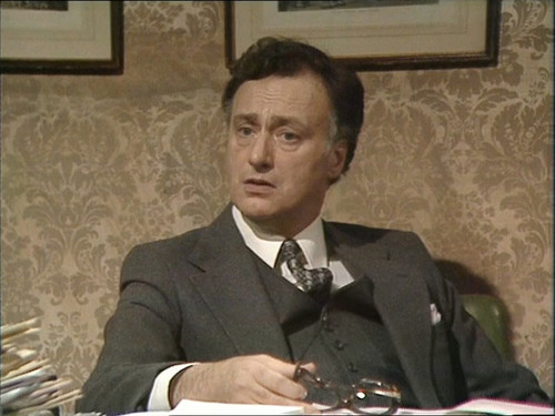 Yes.Minister.S01E02.Oficialni.navsteva.2160p.Upcaled.WEB DL.CZ EN.DD2.0.x264 moviesbyrizzo.mkv snaps.jpg