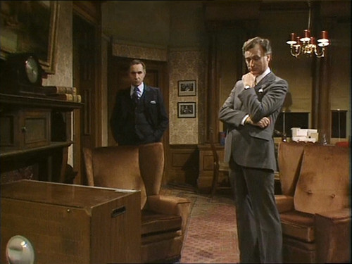 Yes.Minister.S01E02.Oficialni.navsteva.2160p.Upcaled.WEB DL.CZ EN.DD2.0.x264 moviesbyrizzo.mkv snaps