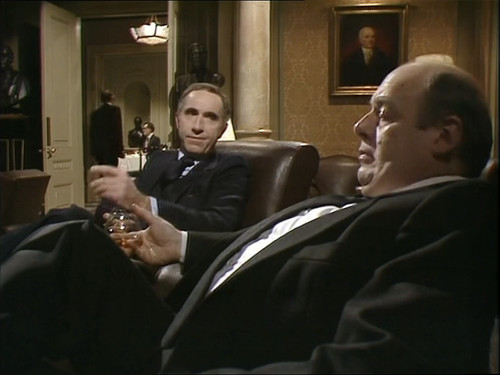 Yes.Minister.S01E02.Oficialni.navsteva.2160p.Upcaled.WEB DL.CZ EN.DD2.0.x264 moviesbyrizzo.mkv snaps.jpg