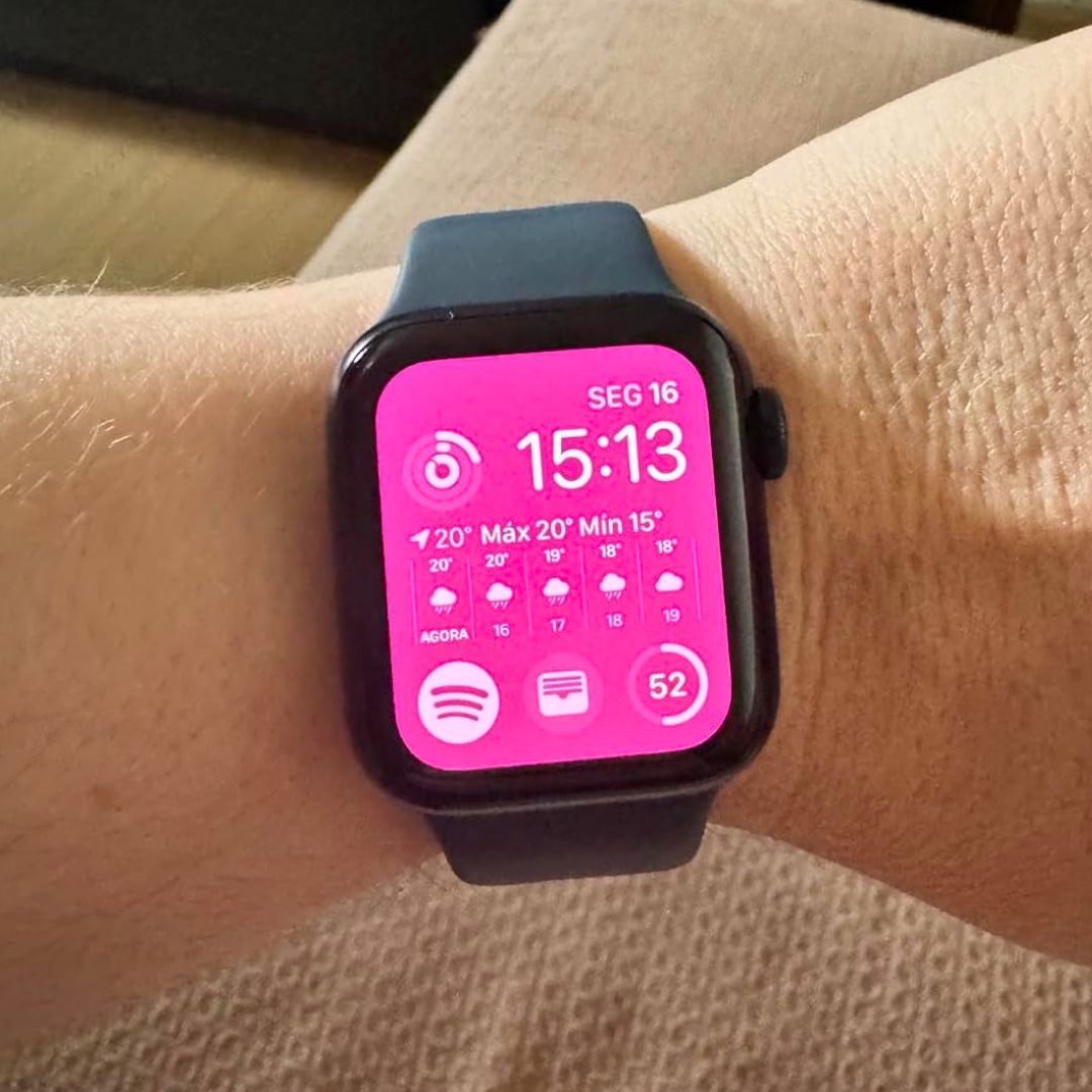 Apple Watch SE GPS • Caixa meia-noite de alumínio – 40 mm • Pulseira esportiva meia-noite – P/M Apple Watch SE GPS • Caixa meia-noite de alumínio – 40 mm • Pulseira esportiva meia-noite – P/M