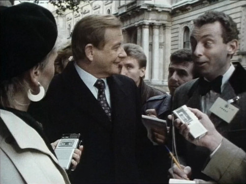 Yes.Prime.Minister.S02E02.Sluzebni.tajemstv.2160p.Upscaled.WEB DL.CZ EN.DD2.0.x264 moviesbyrizzo.mkv.jpg