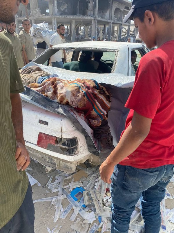 مصادر صحفية: إصابات جراء استهداف مدفعية الاحتلال لمجموعة من الأهالي أول شارع العجارمة معسكر جباليا شمال قطاع غزة....