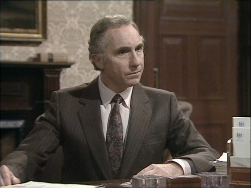 Yes.Minister.S03E01.Rovnopravnost.2160p.Upscaled.WEB DL.CZ EN.DD2.0.x264 moviesbyrizzo.mkv snapshot .jpg