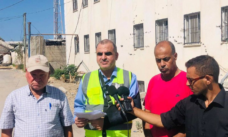 قال رئيس بلدية خانيونس علاء الدين البطة إن 80% من مساحة المحافظة مُدمرة بالكامل، مع وجود 400 ألف طن من الركام في شوارع خانيونس فقط. وأشار إلى تجريف وت...