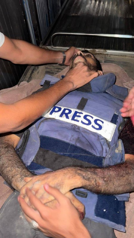 جثمان الصحفي صالح الجعفراوي بعد أن أُعلن عن استشهاده مساء اليوم عقب وصوله إلى المستشفى....