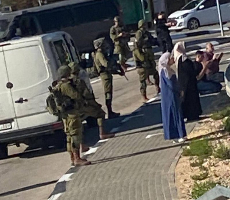 جيش الاحتلال يقتحم منطقة بالقرب من الإشارات المرورية شرق رام الله ويحتجز عدداً من الرجال والنساء، حيث يجبرهم على رفع أيديهم وتفتيشهم....