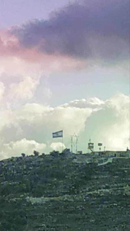 مستوطنون يرفعون علمًا جديدًا للاحتلال على جبل صبيح في بلدة بيتا جنوب نابلس....