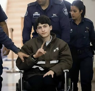 استلم الهلال الأحمر الفلسطيني الأسير المقدسي الجريح أيمن الكرد من سجن عوفر، وهو في طريقه إلى منزله في بلدة كفر عقب....