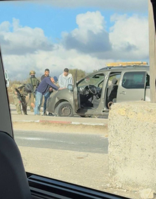 جنود الاحتلال يعتدون على المواطنين على حاجز عطارة شمال رام الله...