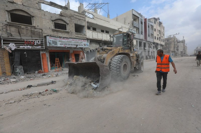 رغم الدمار الكبير، تواصل طواقم بلدية غزة أعمالها في فتح شارع النصر وإزالة الركام، بعد وقف إطلاق النار....