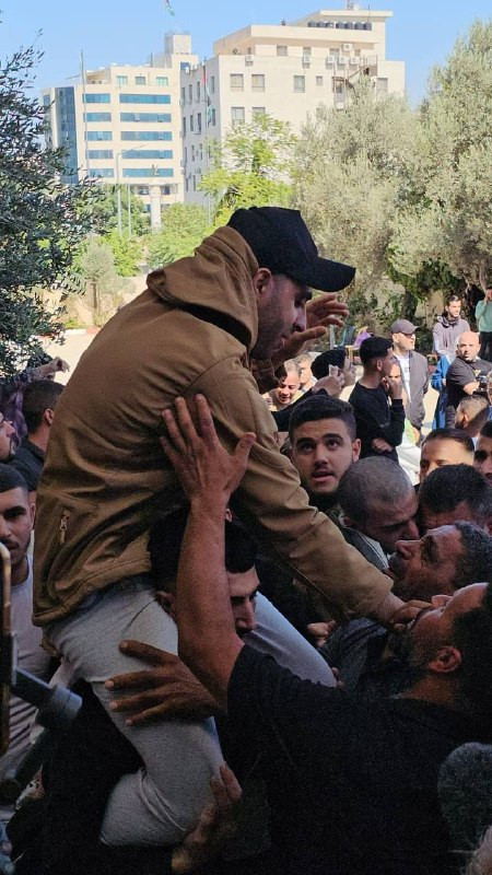 استقبال شعبي كبير للأسرى بعد وصولهم لرام الله ضمن صفقة تبادل الأسرى.....