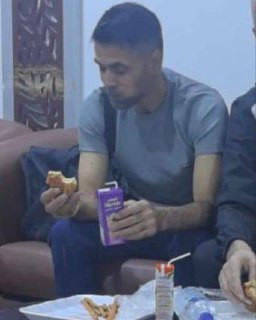 مهندس نفق الحرية... لحظة تحرر الأسير محمود عبد الله علي عارضة (50 عاما) من بلدة عرابة جنوب مدينة جنين، بعد إطلاق سراحه ضمن صفقة التبادل وابعاده الى مص...