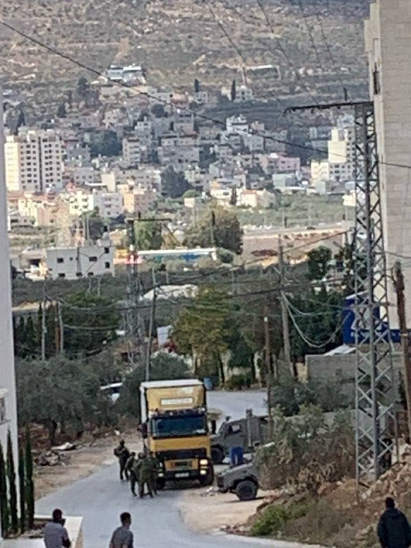اعتقل جيش الاحتلال فلسطينياً واستولى على شاحنته في بلدة بيتا جنوب نابلس شمال الضفة الغربية....