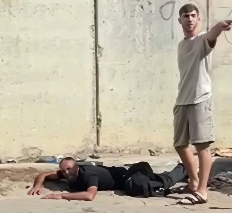 مستوطن يحتجز شاباً فلسطينياً بحجة دخوله إلى القدس بطريقة (غير قانونية)، بعد قفزه فوق الجدار الفاصل قرب مخيم قلنديا شمال القدس ويستدعي الشرطة لاعتقاله ...