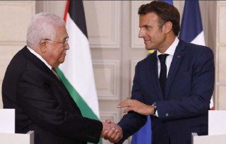 اجتمع الرئيس محمود عباس مع الرئيس الفرنسي إيمانويل ماكرون على هامش مشاركتهما في قمة السلام التي عقدت في مدينة شرم الشيخ المصرية. ناقش الطرفان عدة مواض...