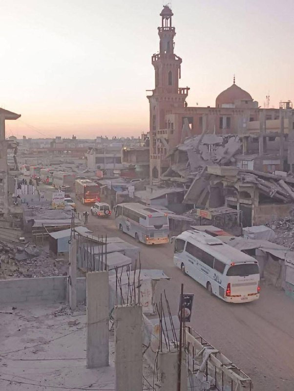 حافلات للصليب الأحمر تتجه إلى معبر كرم أبو سالم لاستلام أسرى قطاع غزة بعد تحررهم ضمن صفقة التبادل....