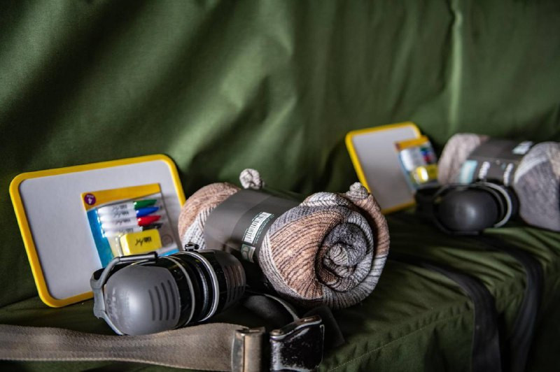 مروحيات القوات الجوية الإسرائيلية التي ستقل الأسرى الإسرائيليين بعد الإفراج عنهم، علماً أن كل دفعة سيفرج عنها سيرافعها فريق استقبال متخصص يضم خبراء نف...