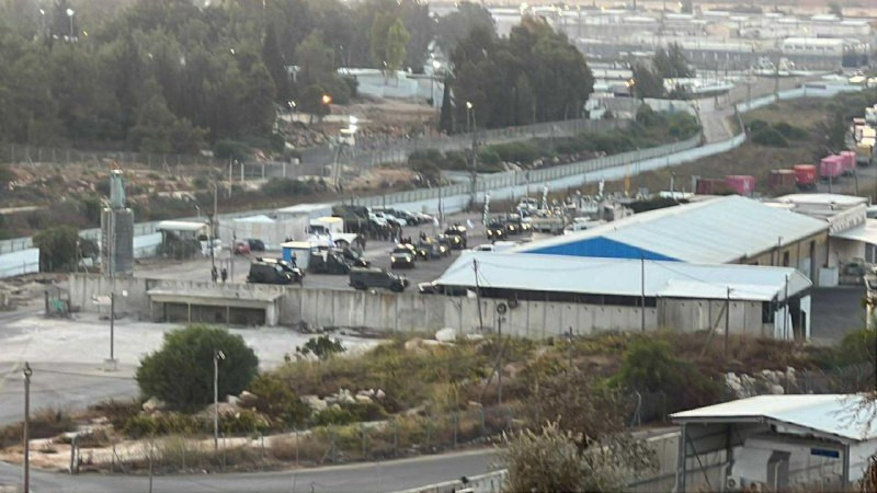 تجمعات كبيرة لجيش الاحتلال في ساحة سجن عوفر المقام على أراضي غرب رام الله قبيل البدء بالإفراج عن أسرى صفقة التبادل....