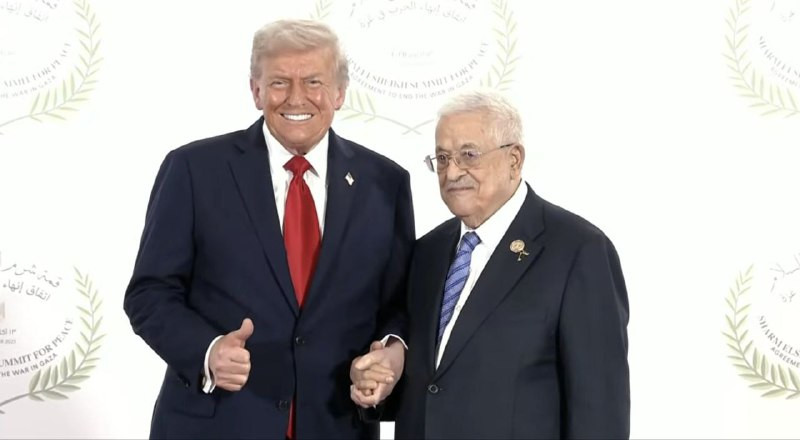 ترامب والرئيس الفلسطيني محمود عباس في قمة شرم الشيخ...