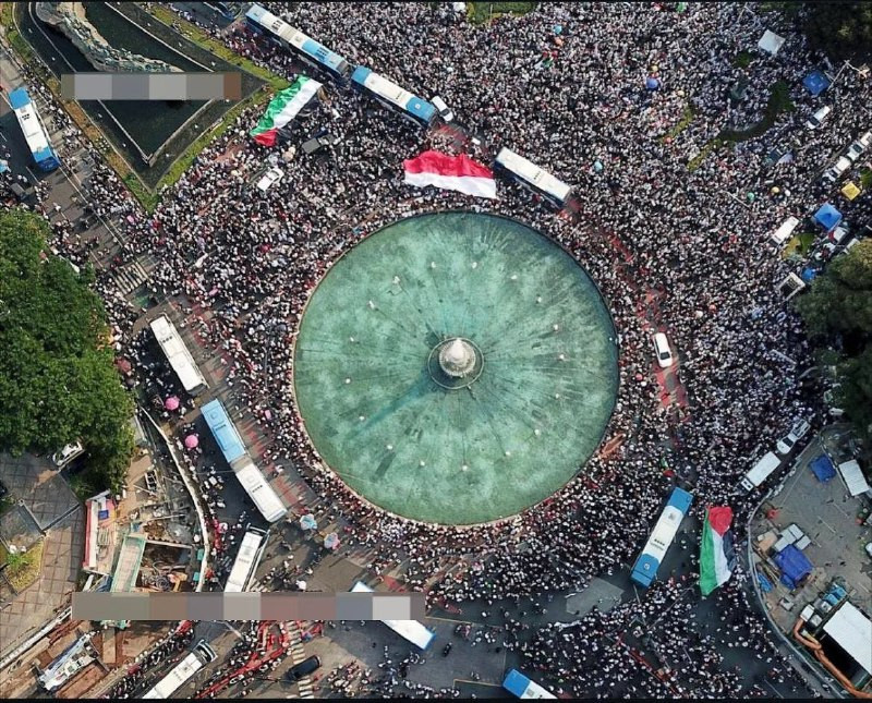 تظاهرة جماهيرية في وسط العاصمة الأندونيسية جاكرتا؛ دعماً لغزة والشعب الفلسطيني....