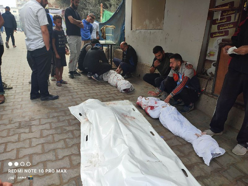 الصباحات المأساوية والدموية تعود سريعا في غزة .. من أمام مستشفى العودة بالنصيرات وسط قطاع غزة.. شهداء وحزن وبكاء وتشييع بعد خرق الاحتلال لقرار وقف إطل...