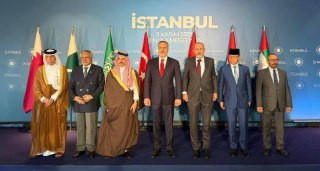 وزراء خارجية تركيا والسعودية والأردن وقطر والإمارات وباكستان وإندونيسيا يجتمعون في أنقرة، لمناقشة المرحلة المقبلة من اتفاق وقف إطلاق النار في قطاع غزة...