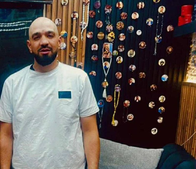 متابعة | صورة الأسير الجريح علي أبو عطية الذي اعتقلته قوات الاحتلال بعد إطلاق النار عليه في وسط رام الله، قبل قليل...