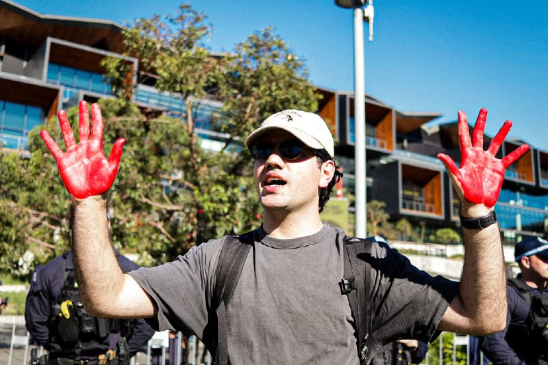 متظاهرون مساندون لفلسطين حاصروا معرضا للأسلحة في مدينة سيدني الأسترالية، والذي يضم شركات متورطة في تسليح الاحتلال والمشاركة في حرب الإبادة على غزة.. 
...